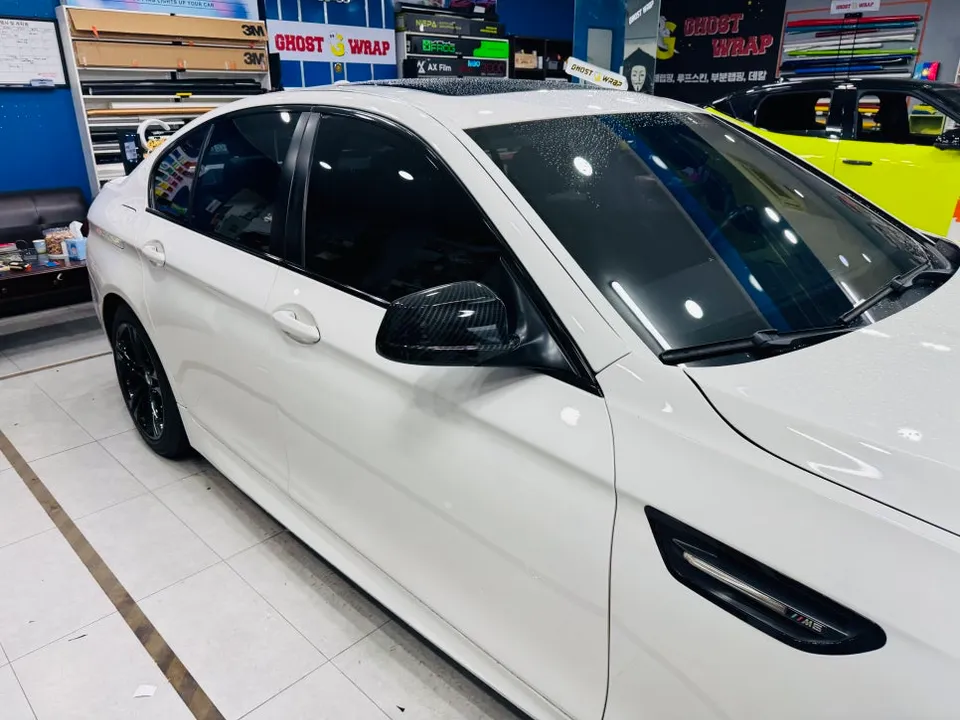 BMW M5のカーラッピング事例|クロームパーツをブラック化 施工写真 2-2
