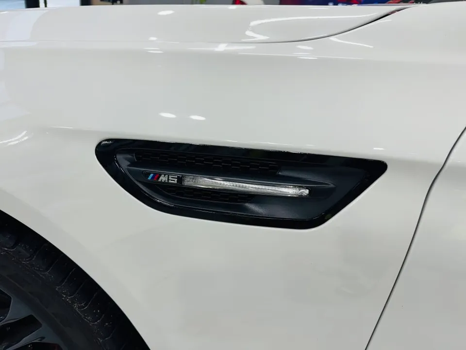 BMW M5のカーラッピング事例|クロームパーツをブラック化 施工写真 2-3