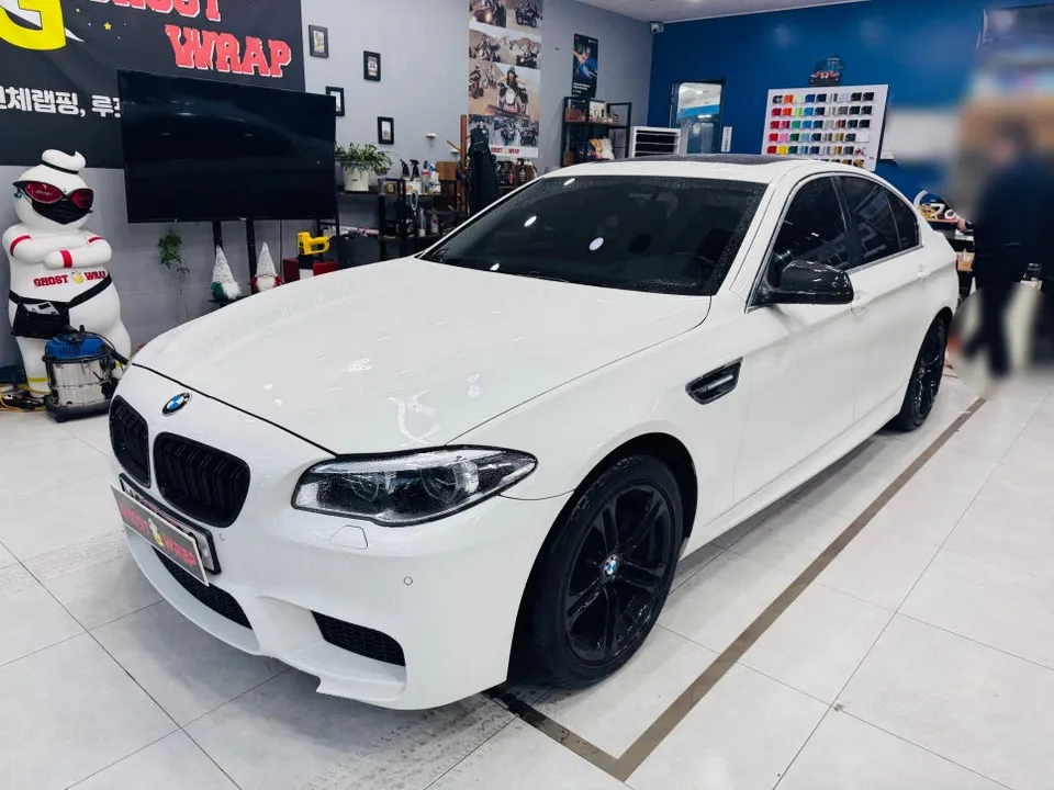 BMW M5のカーラッピング事例|クロームパーツをブラック化 施工写真 3-3