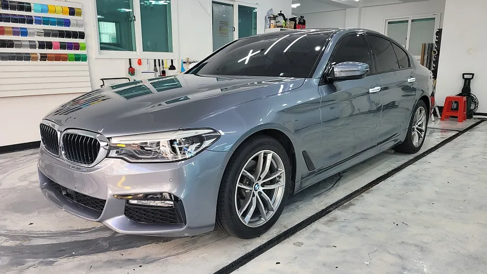BMW 5 Seriesのカーラッピング事例|費用目安・仕上がり 施工写真 1-2