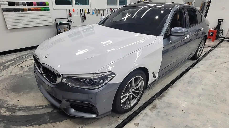 BMW 5 Seriesのカーラッピング事例|費用目安・仕上がり 施工写真 1-3