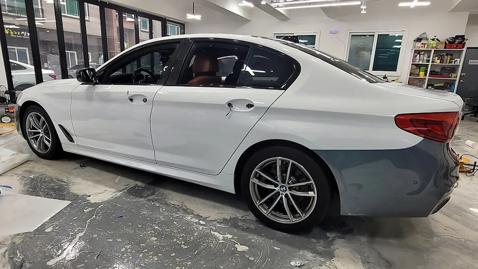 BMW 5 Seriesのカーラッピング事例|費用目安・仕上がり 施工写真 3-3