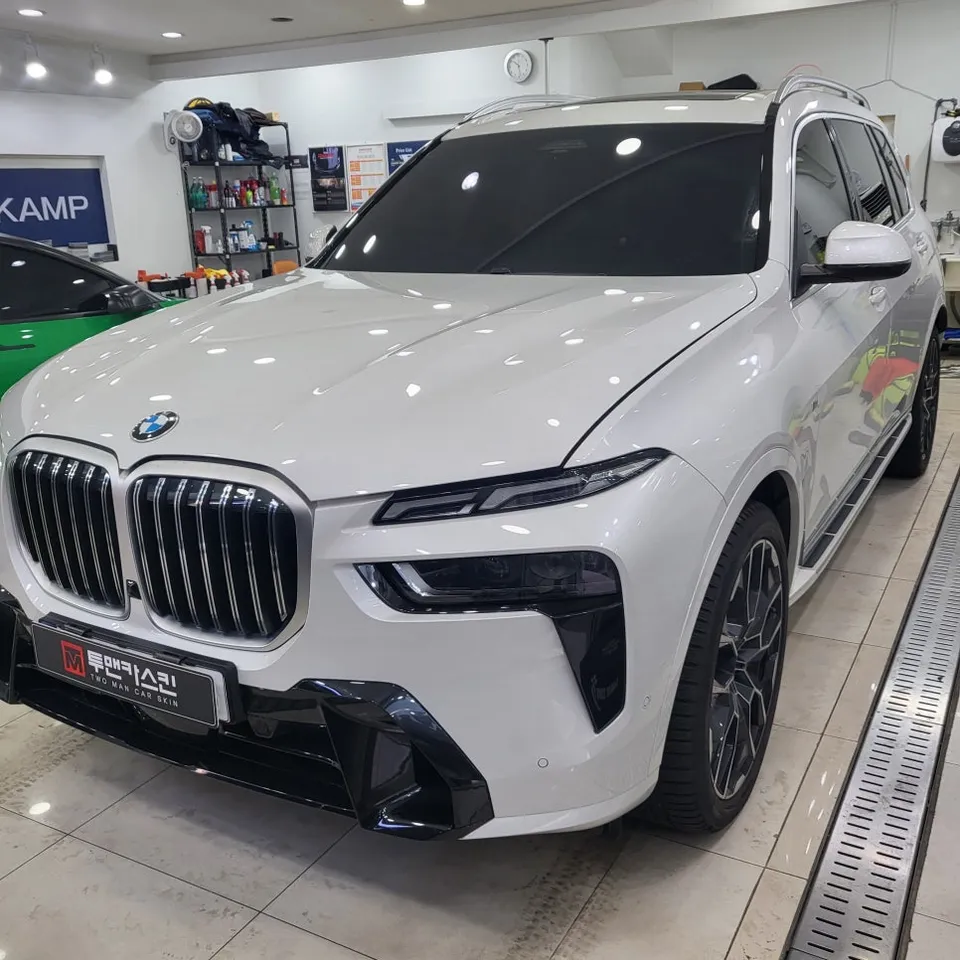 BMW X7のカーラッピング事例|サテンブラックの高級感 施工写真 3-1