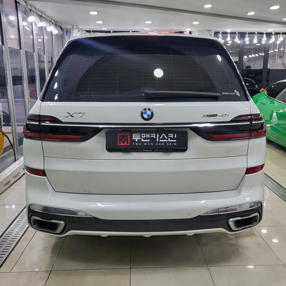 BMW X7のカーラッピング事例|サテンブラックの高級感 施工写真 1-2