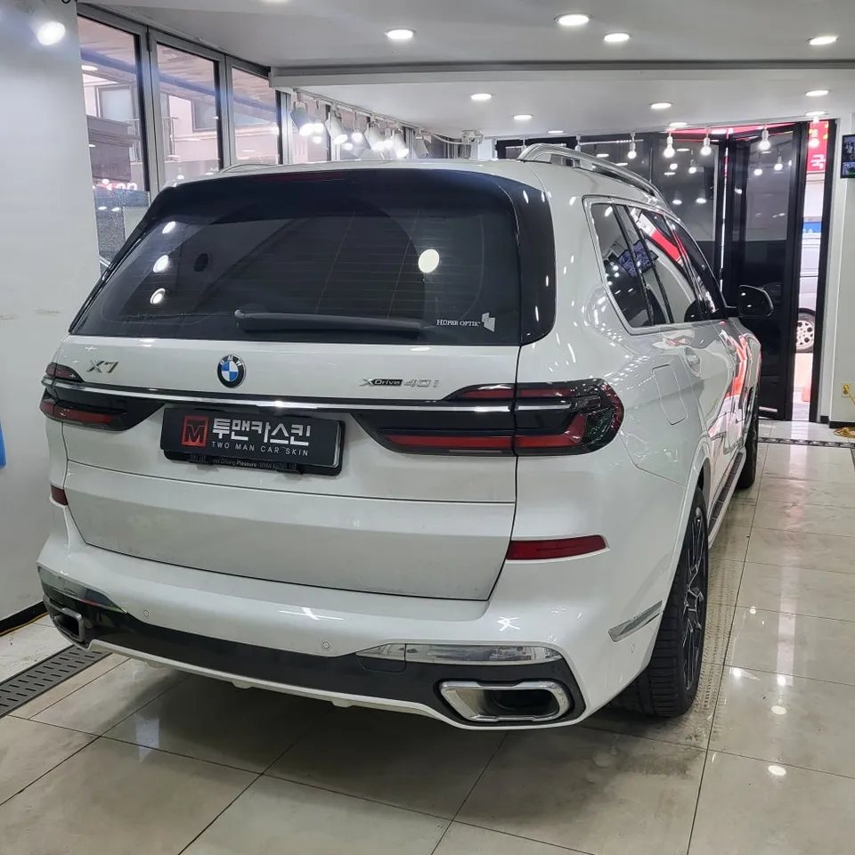 BMW X7のカーラッピング事例|サテンブラックの高級感 施工写真 2-2