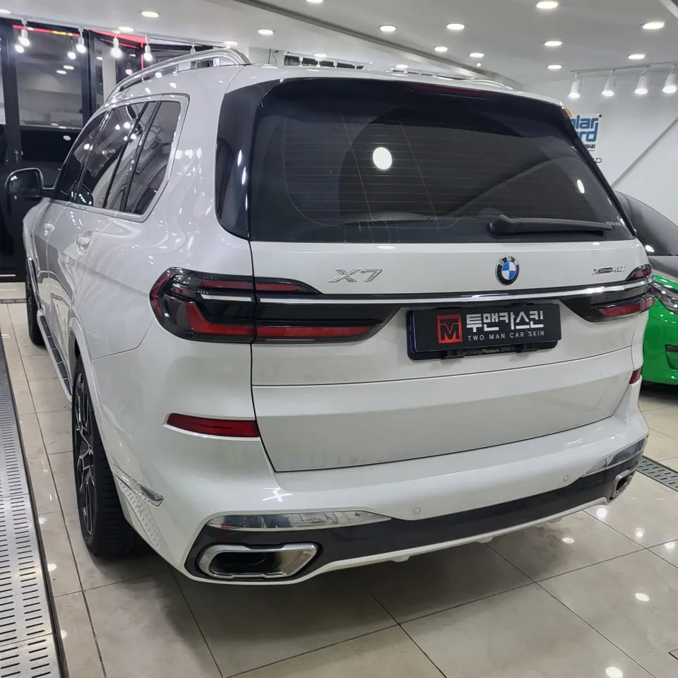 BMW X7のカーラッピング事例|サテンブラックの高級感 施工写真 3-2