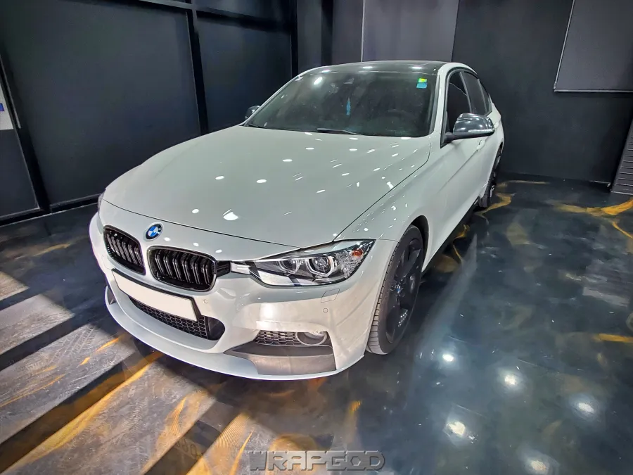 BMW 3 Seriesのヘッドライト・トーンダウン事例 施工写真 2-1