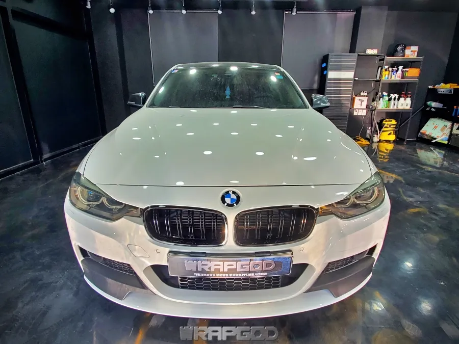 BMW 3 Seriesのヘッドライト・トーンダウン事例 施工写真 3-2
