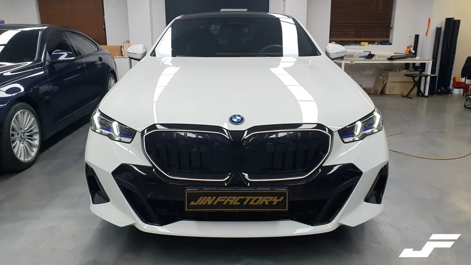 BMW 5 Series G60 グリルラッピング事例|費用目安・仕上がり 施工写真 2-1