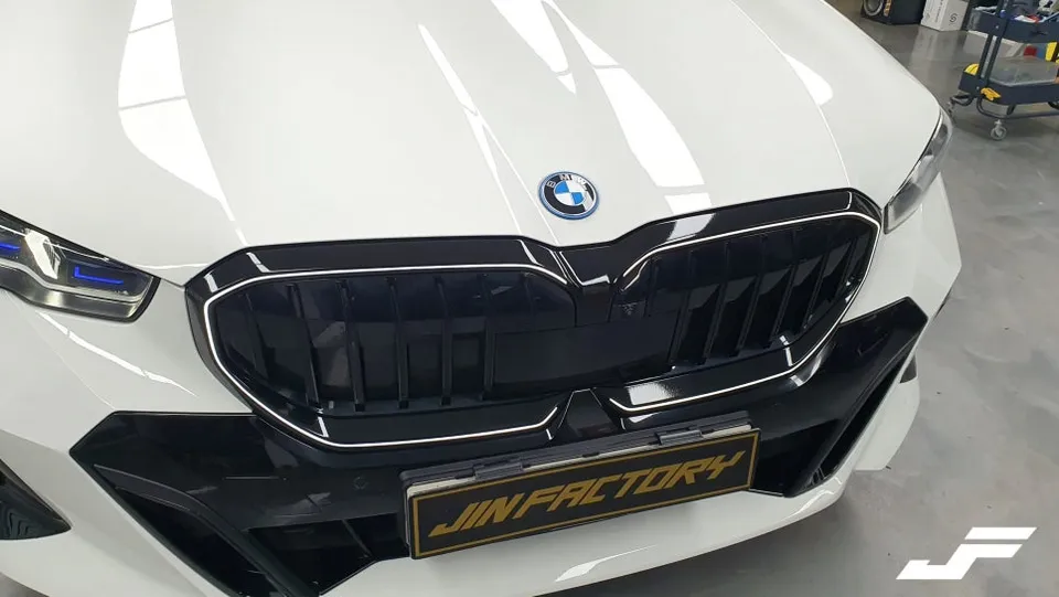 BMW 5 Series G60 グリルラッピング事例|費用目安・仕上がり 施工写真 3-1