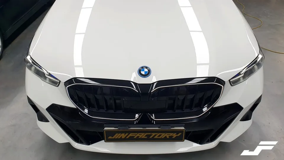 BMW 5 Series G60 グリルラッピング事例|費用目安・仕上がり 施工写真 4-1