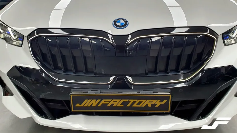 BMW 5 Series G60 グリルラッピング事例|費用目安・仕上がり 施工写真 4-2