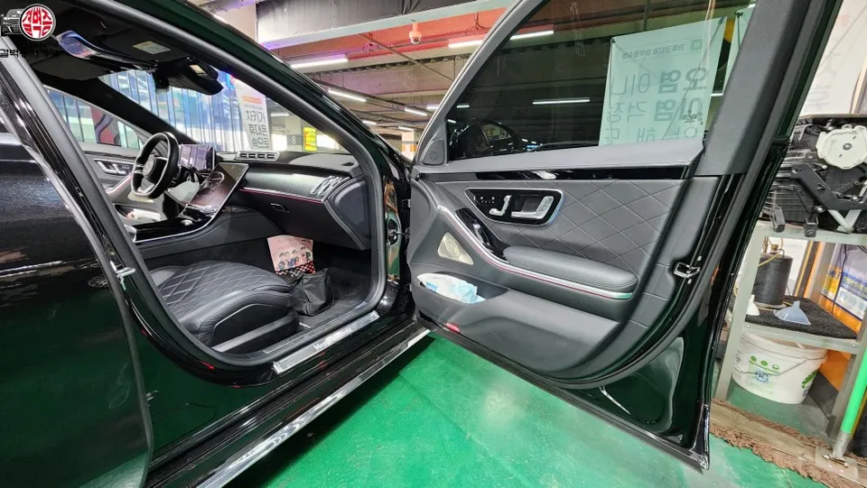 Mercedes-Benz S-Class ambient lighting - Mercedes-Benz S-Class Ambient Lighting Review: Enhanced Interior photo 3
