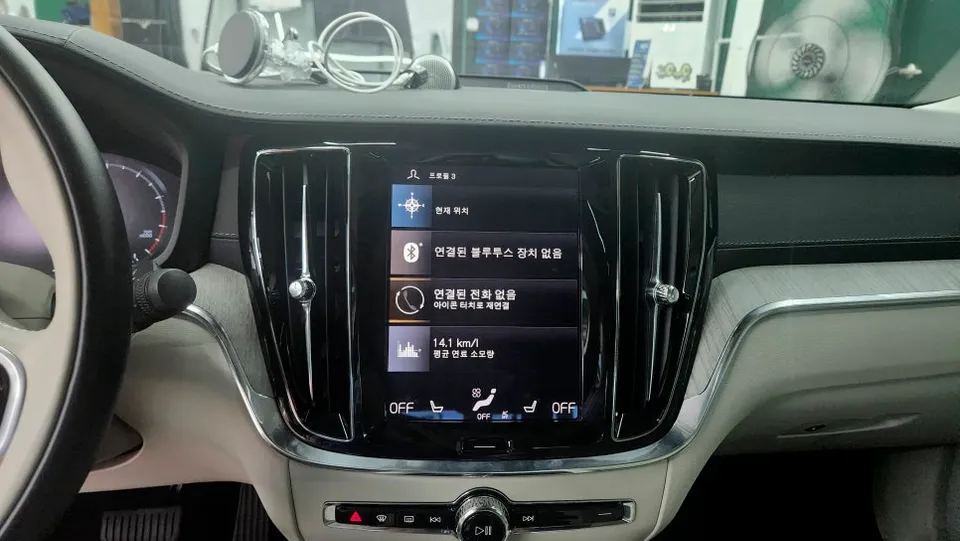Volvo S60のAndroid Auto・CarPlay取付事例 施工写真 2-1