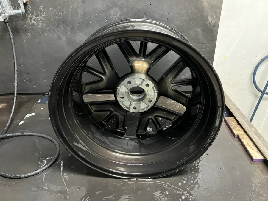 Hyundai Azeraのホイールリペア・塗装事例 施工写真 3-2