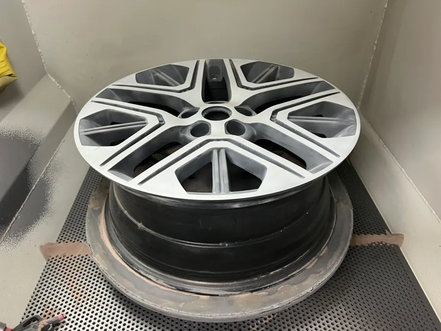 Hyundai Azeraのホイールリペア・塗装事例 施工写真 1-3