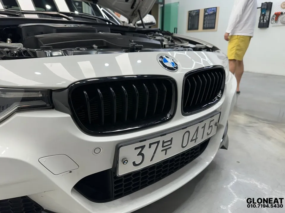 BMW 3 Series F30 グリル部分ラッピング事例 施工写真 3-3