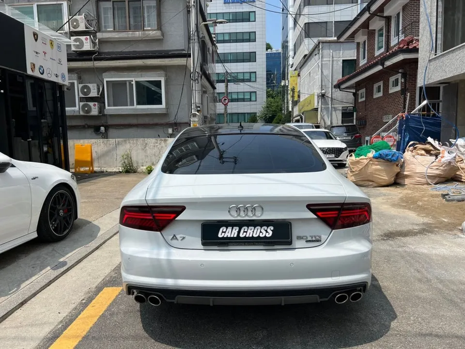 Audi A7のカーラッピング事例|実例と費用目安 施工写真 3-1