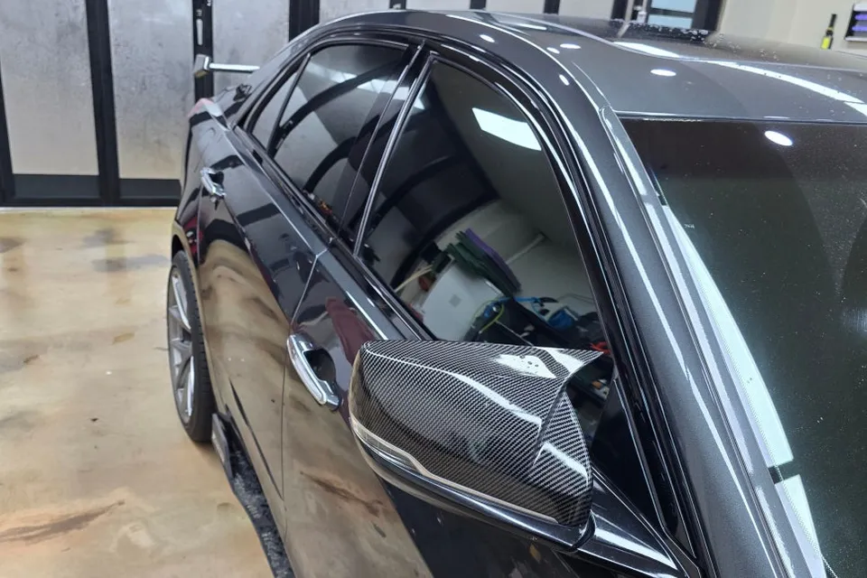 Cadillac CTSのカーラッピング事例：クローム除去で高級感アップ 施工写真 1-2
