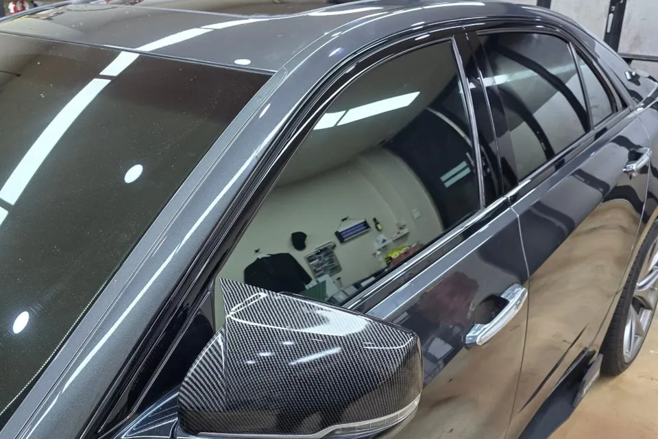 Cadillac CTSのカーラッピング事例：クローム除去で高級感アップ 施工写真 2-2