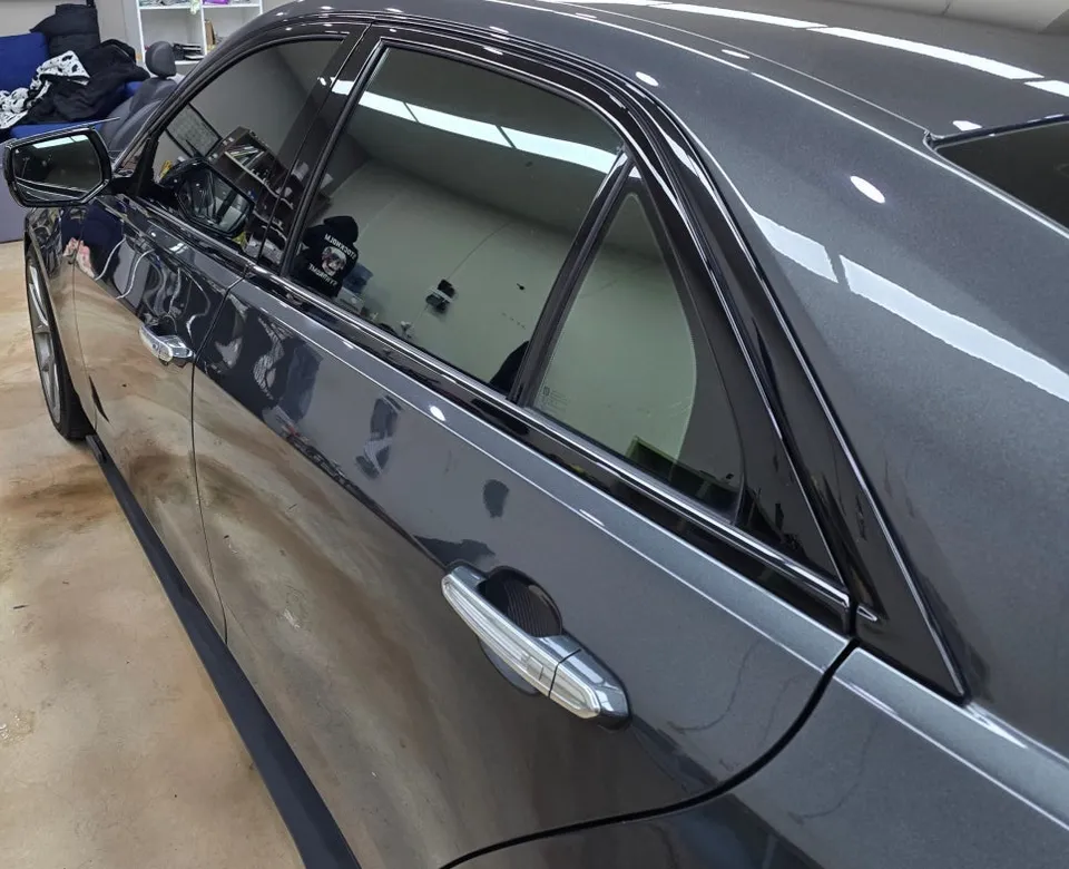 Cadillac CTSのカーラッピング事例：クローム除去で高級感アップ 施工写真 4-2