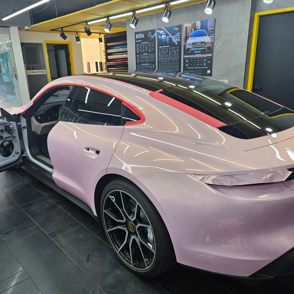 ポルシェ タイカン カーラッピング事例|高光沢ピンク 施工写真 1-2