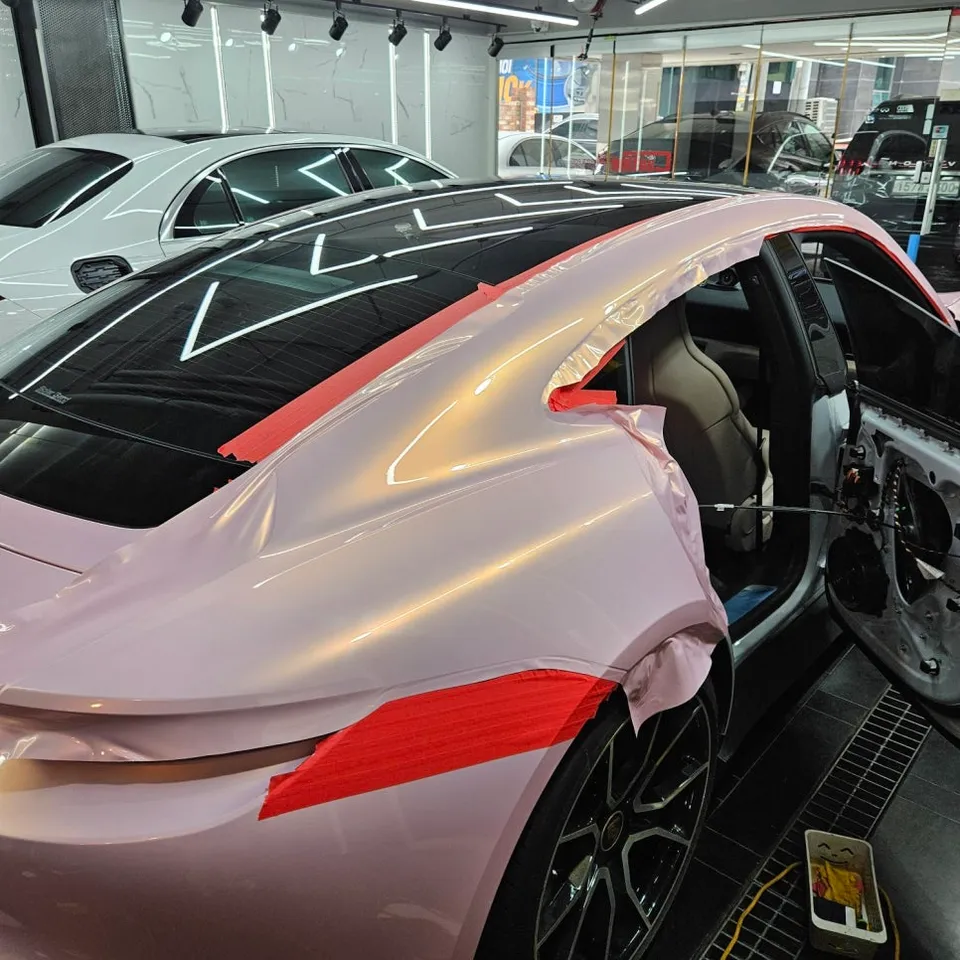 ポルシェ タイカン カーラッピング事例|高光沢ピンク 施工写真 2-2