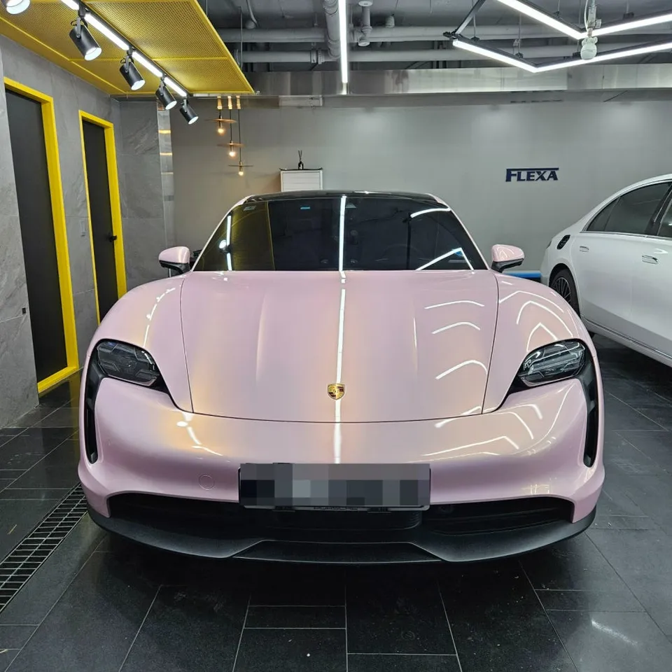 ポルシェ タイカン カーラッピング事例|高光沢ピンク 施工写真 3-2