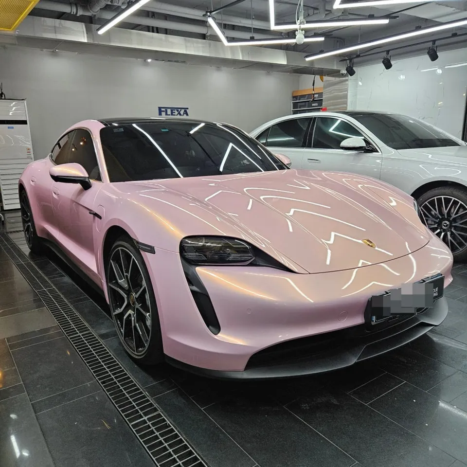 ポルシェ タイカン カーラッピング事例|高光沢ピンク 施工写真 4-2