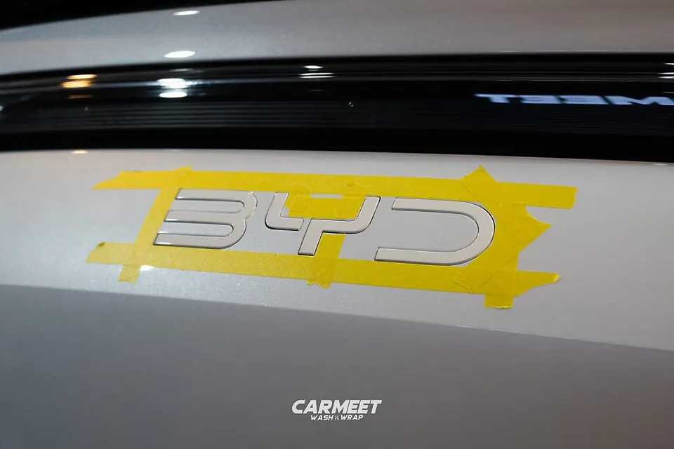 BYD Sealion 7のエンブレムラッピング事例 施工写真 3-2