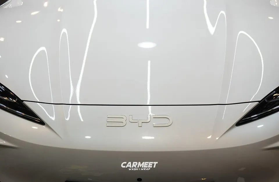 BYD Sealion 7のエンブレムラッピング事例 施工写真 1-3