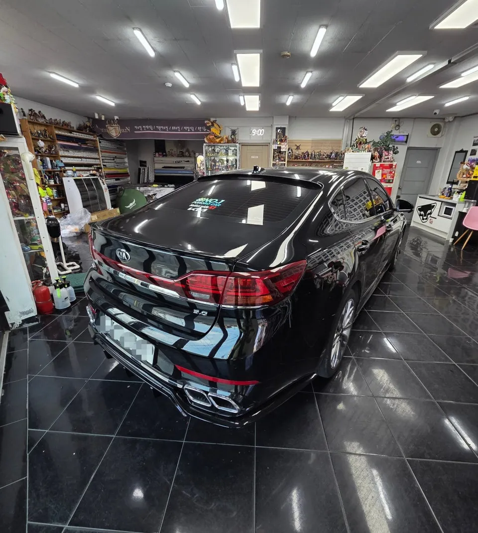 Kia K7のカーラッピング事例 施工写真 1-2