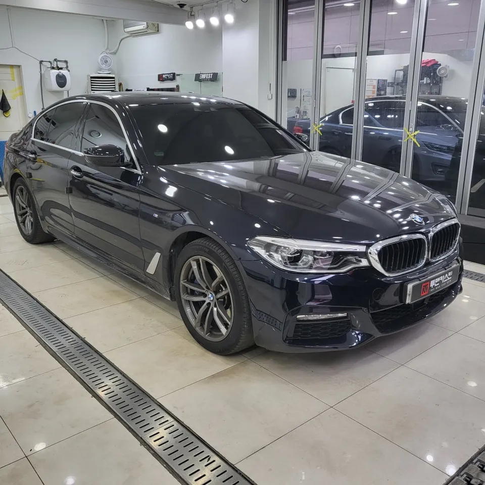BMW 5 Seriesのカーラッピング事例|クロームモールをブラック化 施工写真 1-1