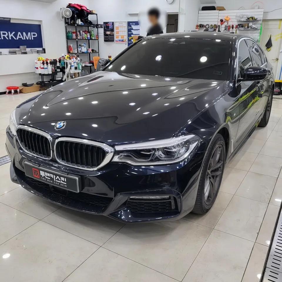 BMW 5 Seriesのカーラッピング事例|クロームモールをブラック化 施工写真 2-1