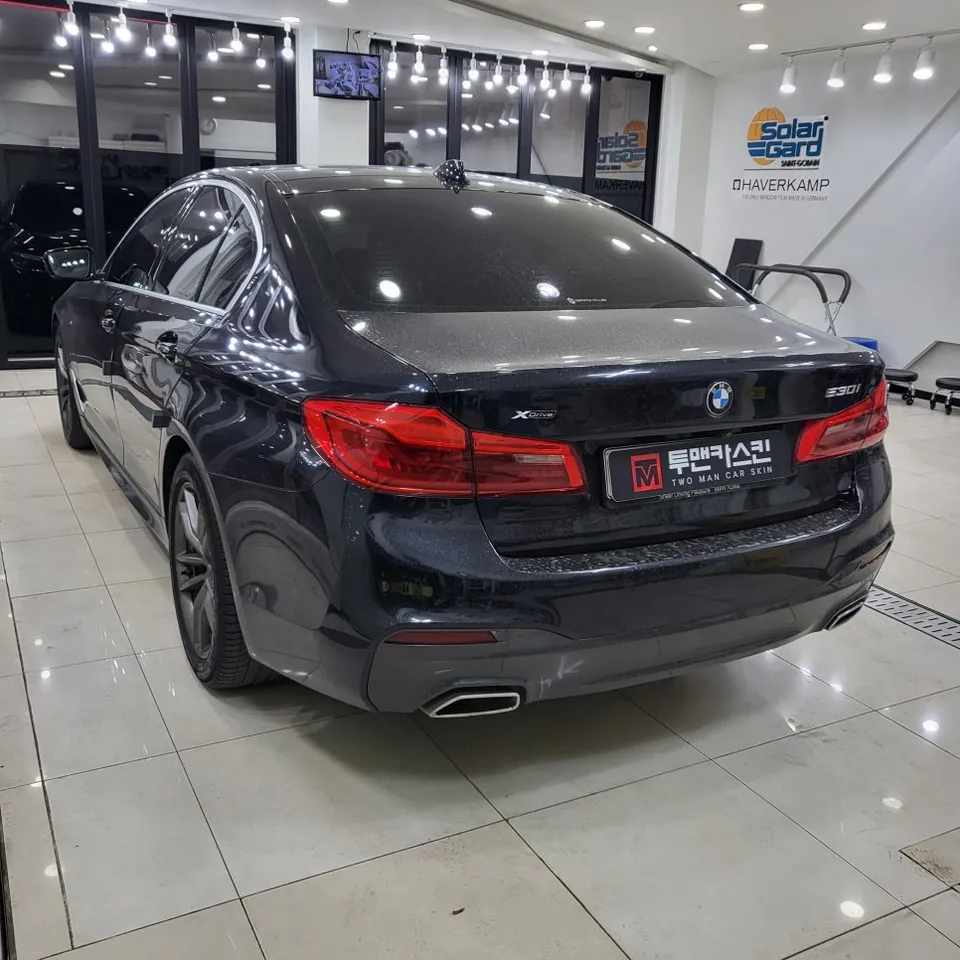 BMW 5 Seriesのカーラッピング事例|クロームモールをブラック化 施工写真 3-1