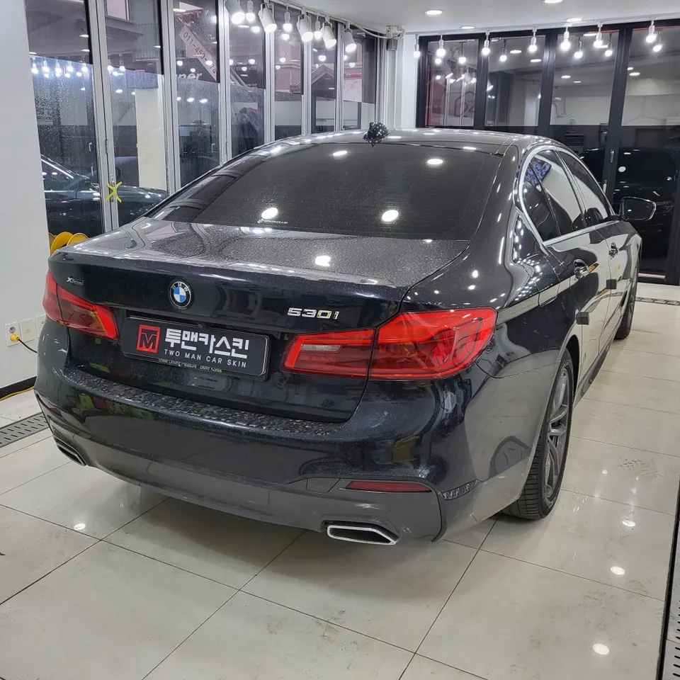 BMW 5 Seriesのカーラッピング事例|クロームモールをブラック化 施工写真 1-2
