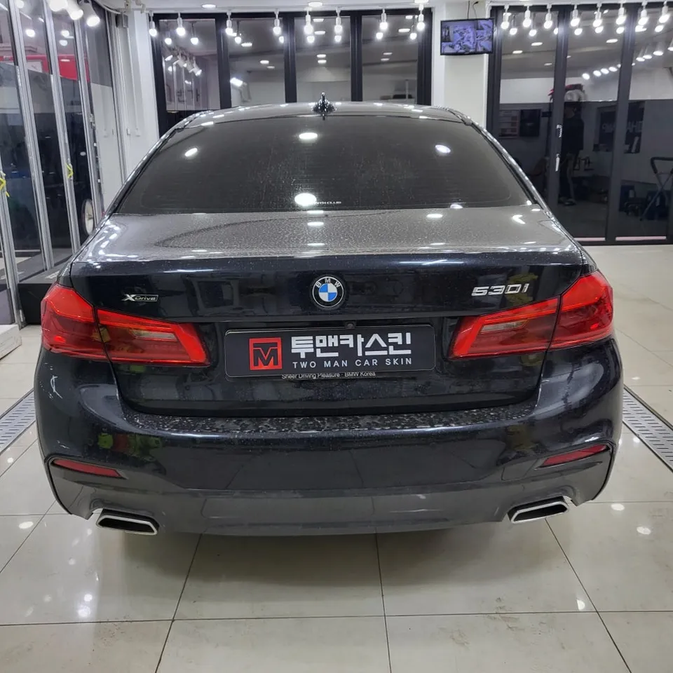 BMW 5 Seriesのカーラッピング事例|クロームモールをブラック化 施工写真 2-2