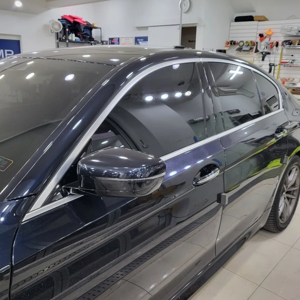 BMW 5 Seriesのカーラッピング事例|クロームモールをブラック化 施工写真 1-3