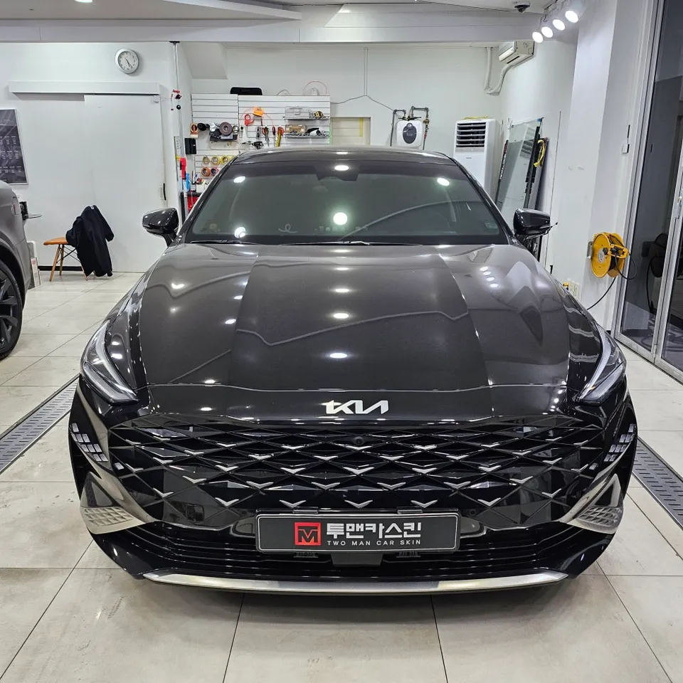 Kia K8のカーラッピング事例｜クロームメッキの印象変更 施工写真 2-1