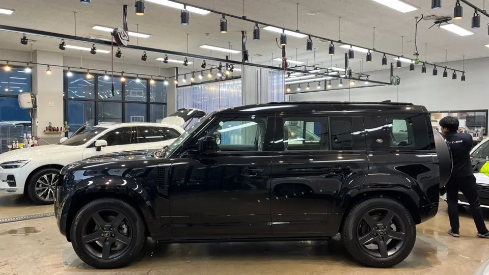 Land Rover Defender 110 new car package - Land Rover Defender 110 New Car Package Review photo 3
