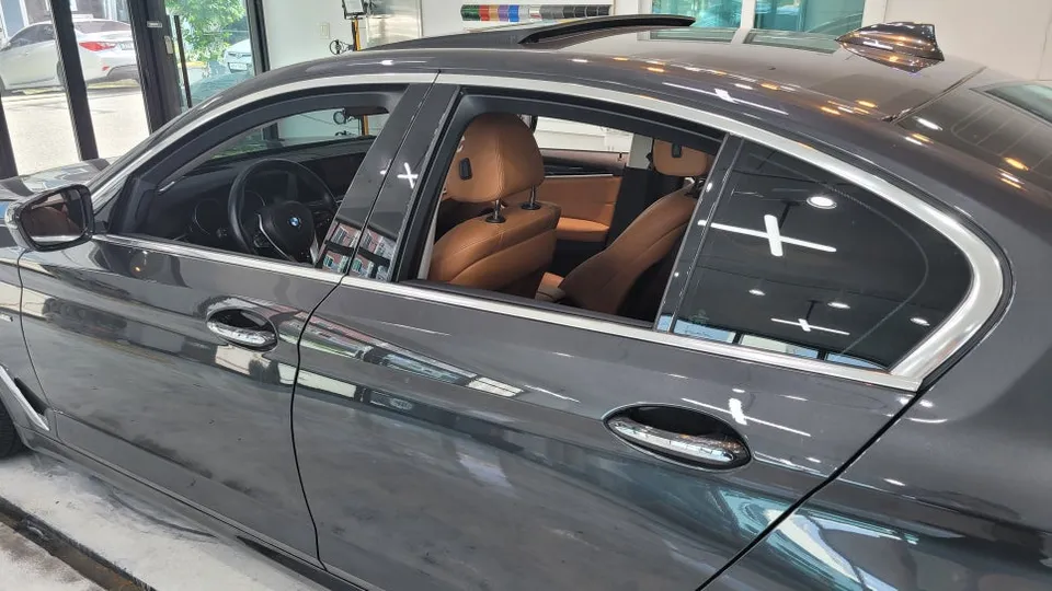 BMW 5 Series vinyl wrap - BMW 5 Series Vinyl Wrap Review: Chrome Delete & Partial Wrap photo 4