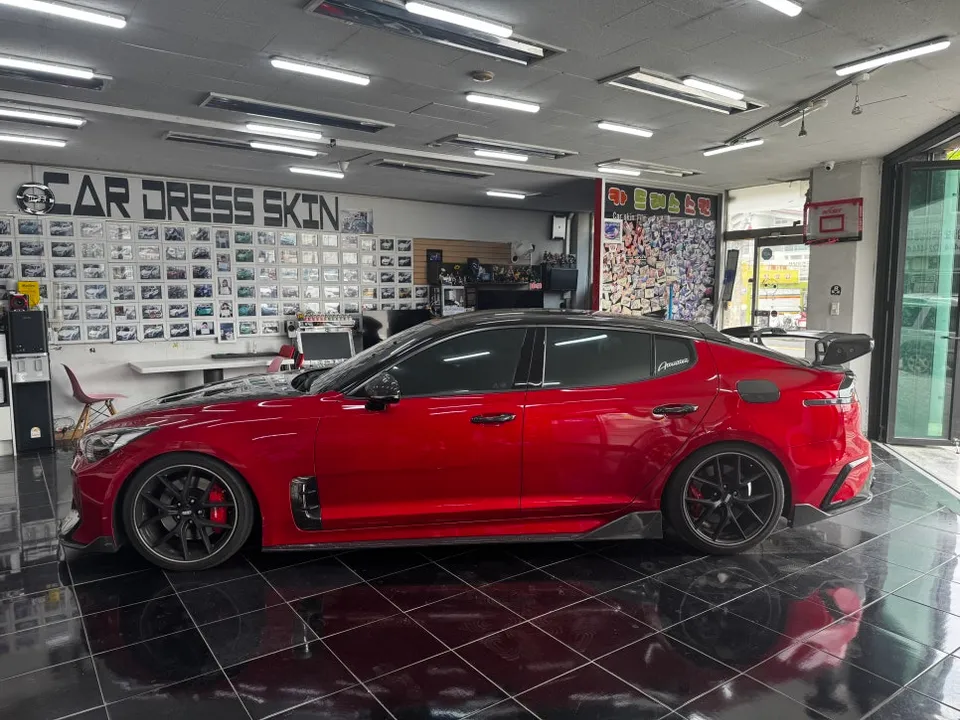 Kia Stingerのカーラッピング事例|費用目安・仕上がり 施工写真 2-1