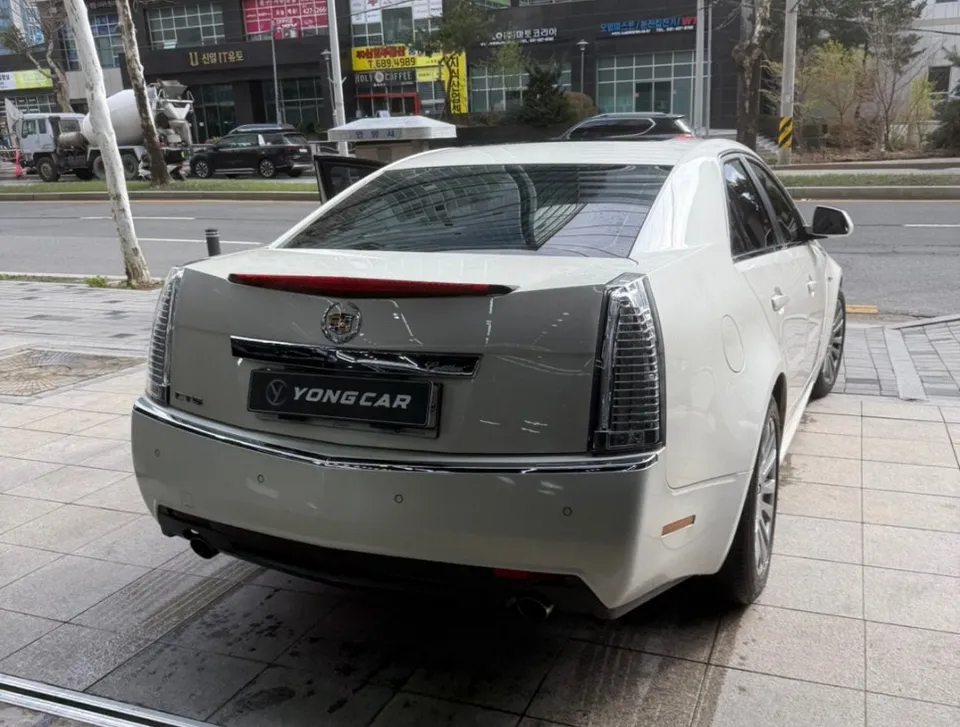 Cadillac CTSのカーラッピング事例|サテンブラックで高級感UP 施工写真 1-1