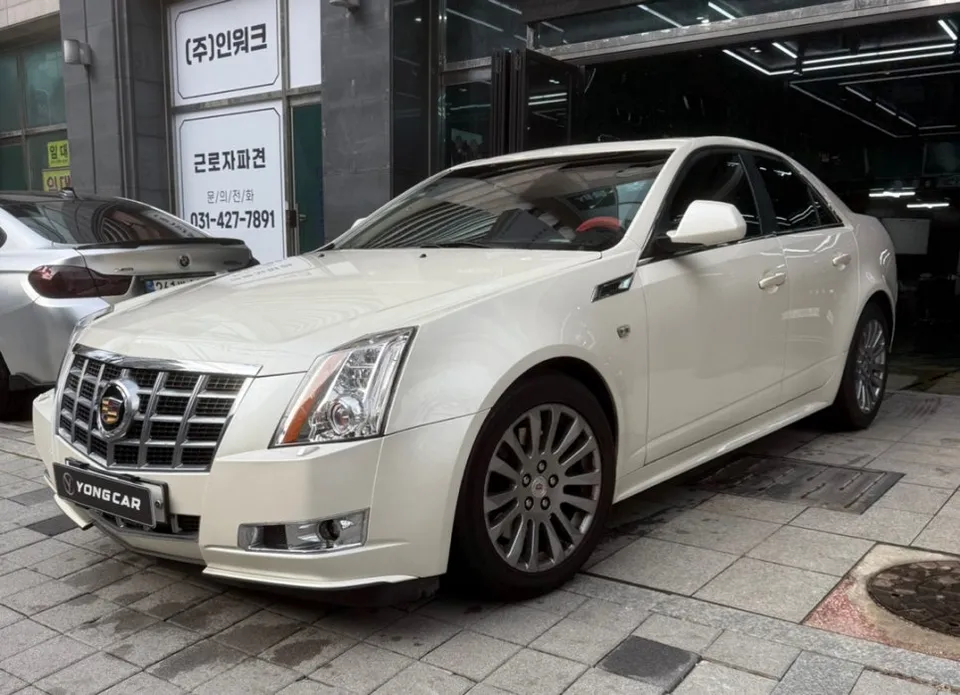 Cadillac CTSのカーラッピング事例|サテンブラックで高級感UP 施工写真 1-2