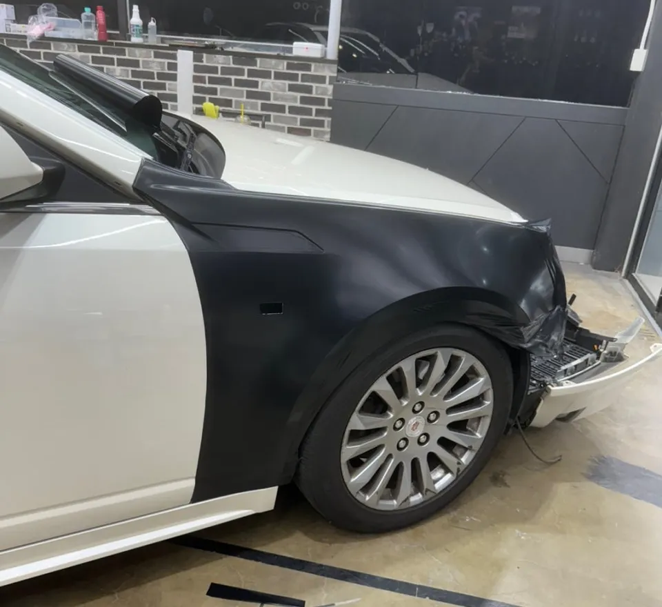 Cadillac CTSのカーラッピング事例|サテンブラックで高級感UP 施工写真 2-2