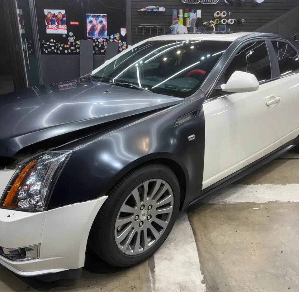 Cadillac CTSのカーラッピング事例|サテンブラックで高級感UP 施工写真 2-3