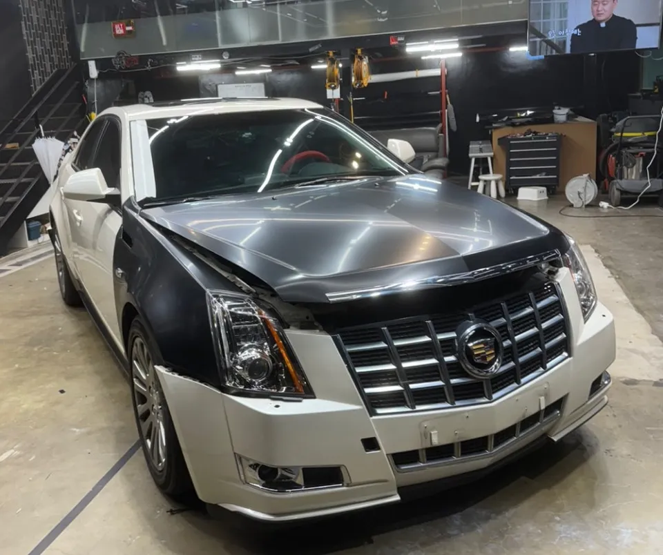 Cadillac CTSのカーラッピング事例|サテンブラックで高級感UP 施工写真 3-3