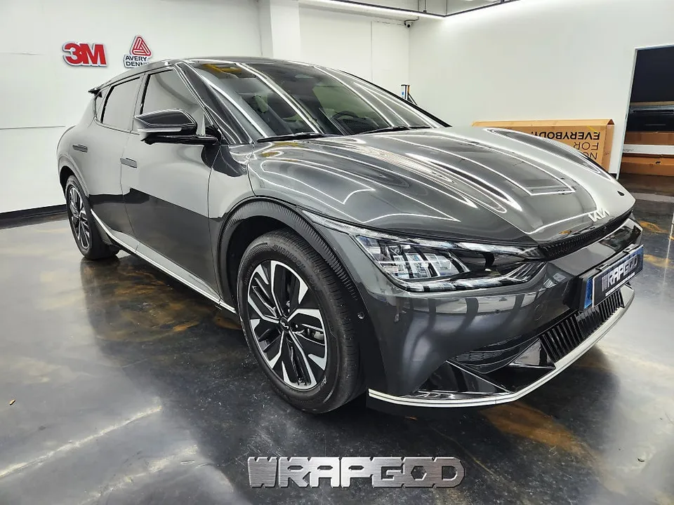 Kia EV6 vinyl wrap - Kia EV6 Vinyl Wrap Review: Chrome Delete for an All-Black Look photo 3