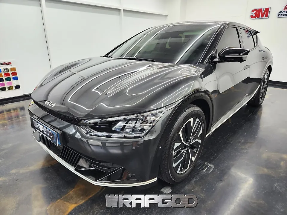 Kia EV6 vinyl wrap - Kia EV6 Vinyl Wrap Review: Chrome Delete for an All-Black Look photo 4