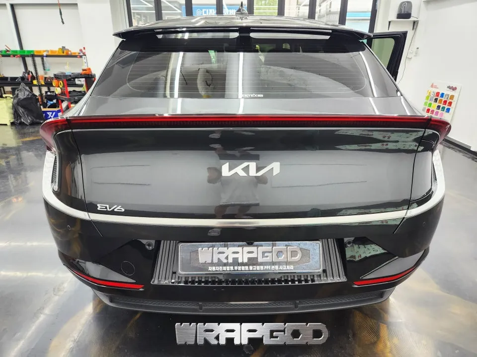 Kia EV6 vinyl wrap - Kia EV6 Vinyl Wrap Review: Chrome Delete for an All-Black Look photo 5